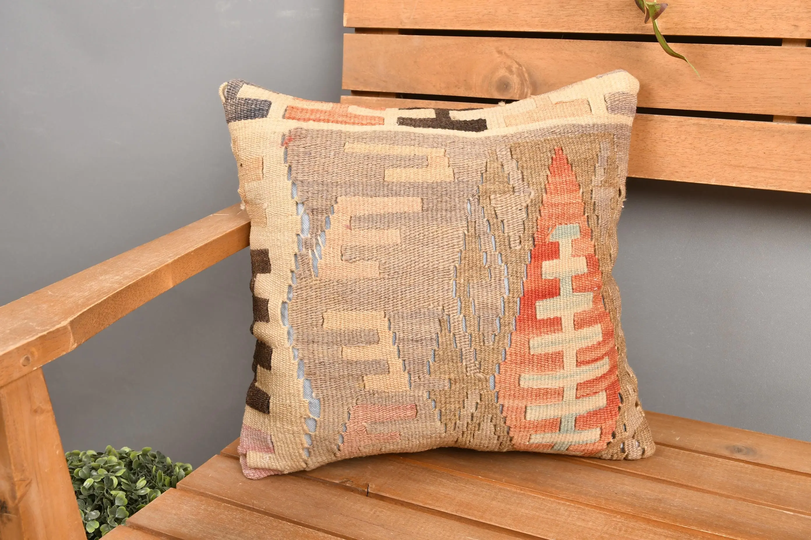 刺繍入りベージュ&レッドのクッション、ヴィンテージ幾何学模様のクッション - 1