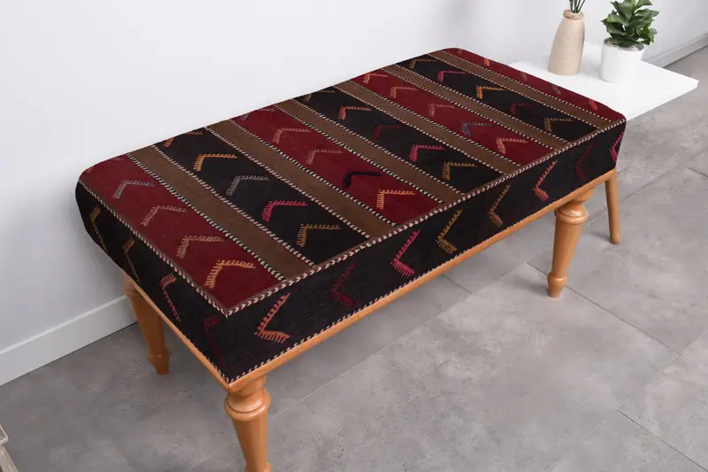 レッド&ブラックの刺繍入りウールベンチ、収納付き、無垢材ベンチ