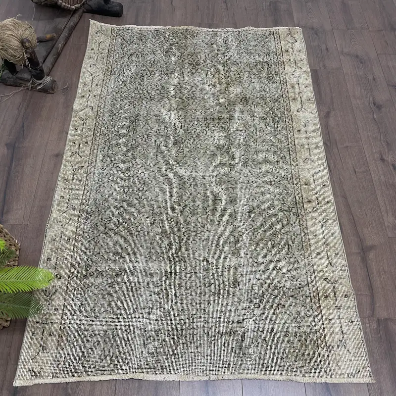 グリーン ラグ、3.6x5.5 フィート ソリッド、わずかなバリエーションあり