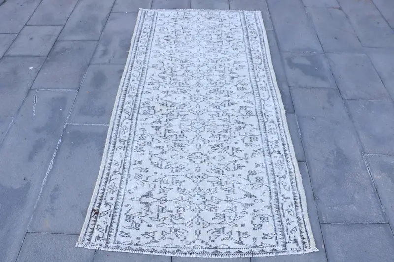 Alfombra elegante en beige y negro, diseño geométrico a rayas de 3x5 pies