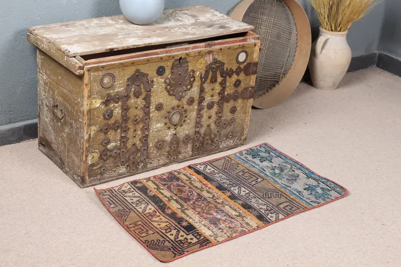 ブラウンとブルーのイカットラグ、1.6x2.9フィートのシックな装飾