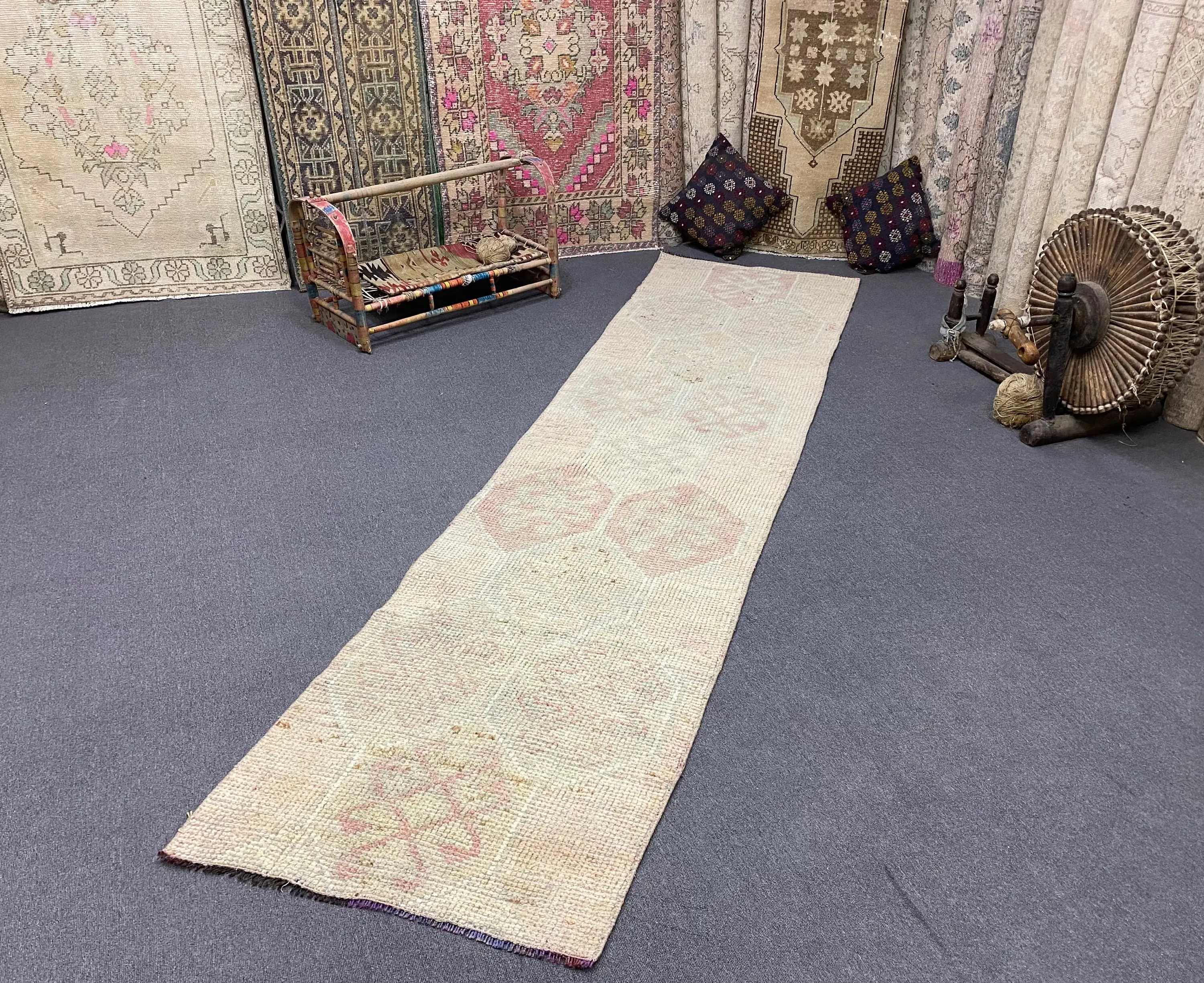 2,5x10,5 ft Vintage Teppich, türkischer Läuferteppich, weißer Blumenteppich - 1