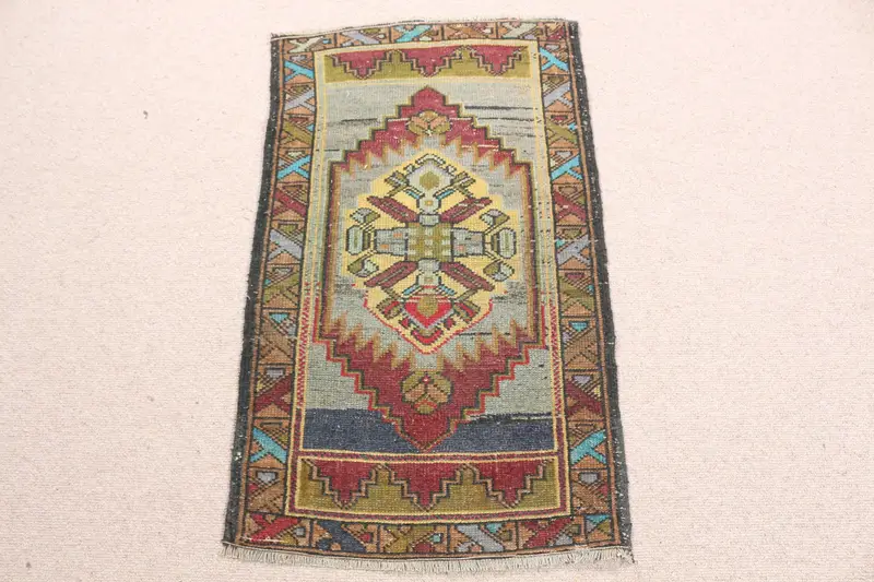 Grauer, roter Teppich mit Tiermotiv, 1,9 x 3,1 Fuß