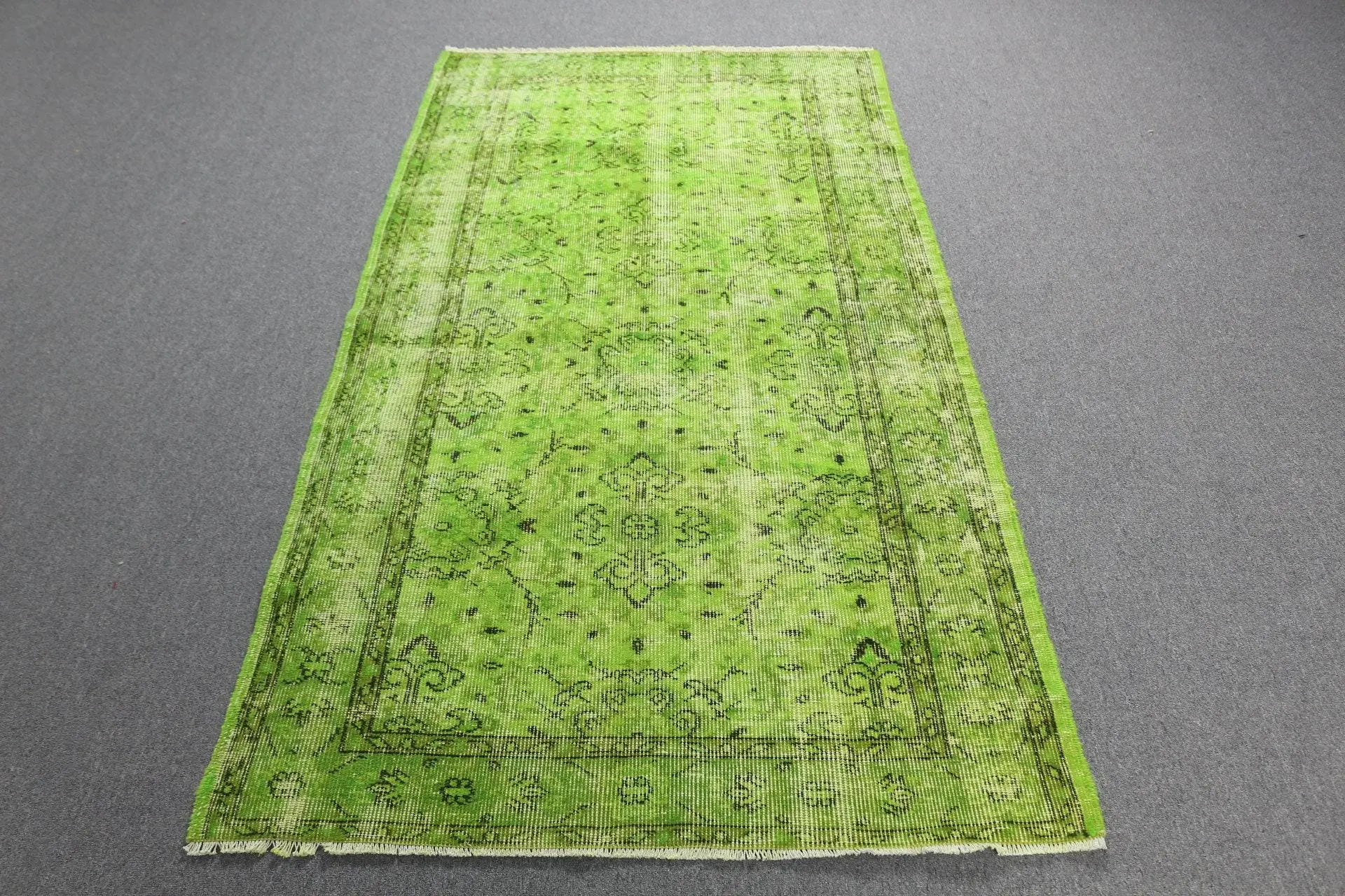 3,7 x 6,8 Fuß großer Vintage-Teppich, grün-schwarzer türkischer Wollteppich mit Pflanzen und Bäumen - 1