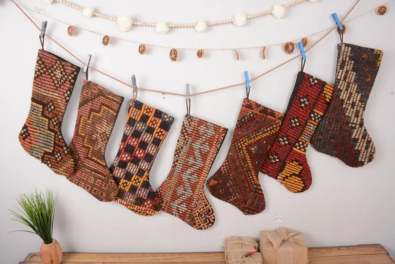 Kırmızı ve Kahverengi Noel Süsleri Çorabı, Şenlikli Tatil Çorabı