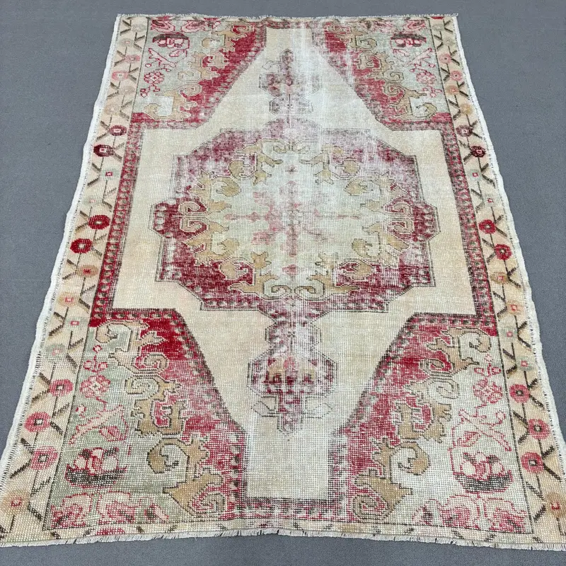 Elegante alfombra floral beige y roja, 137x195 cm Chic Decor