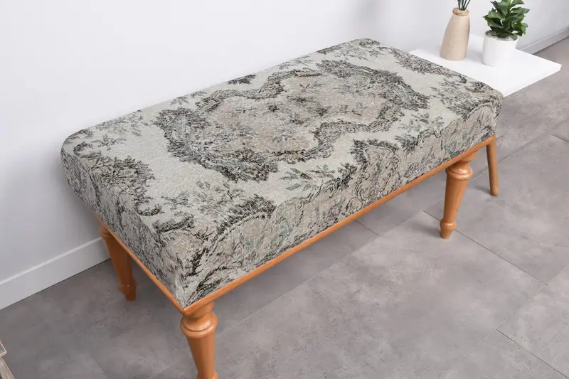 アールヌーボー様式のオットマン、ベージュ & グレーのキリム風オットマン