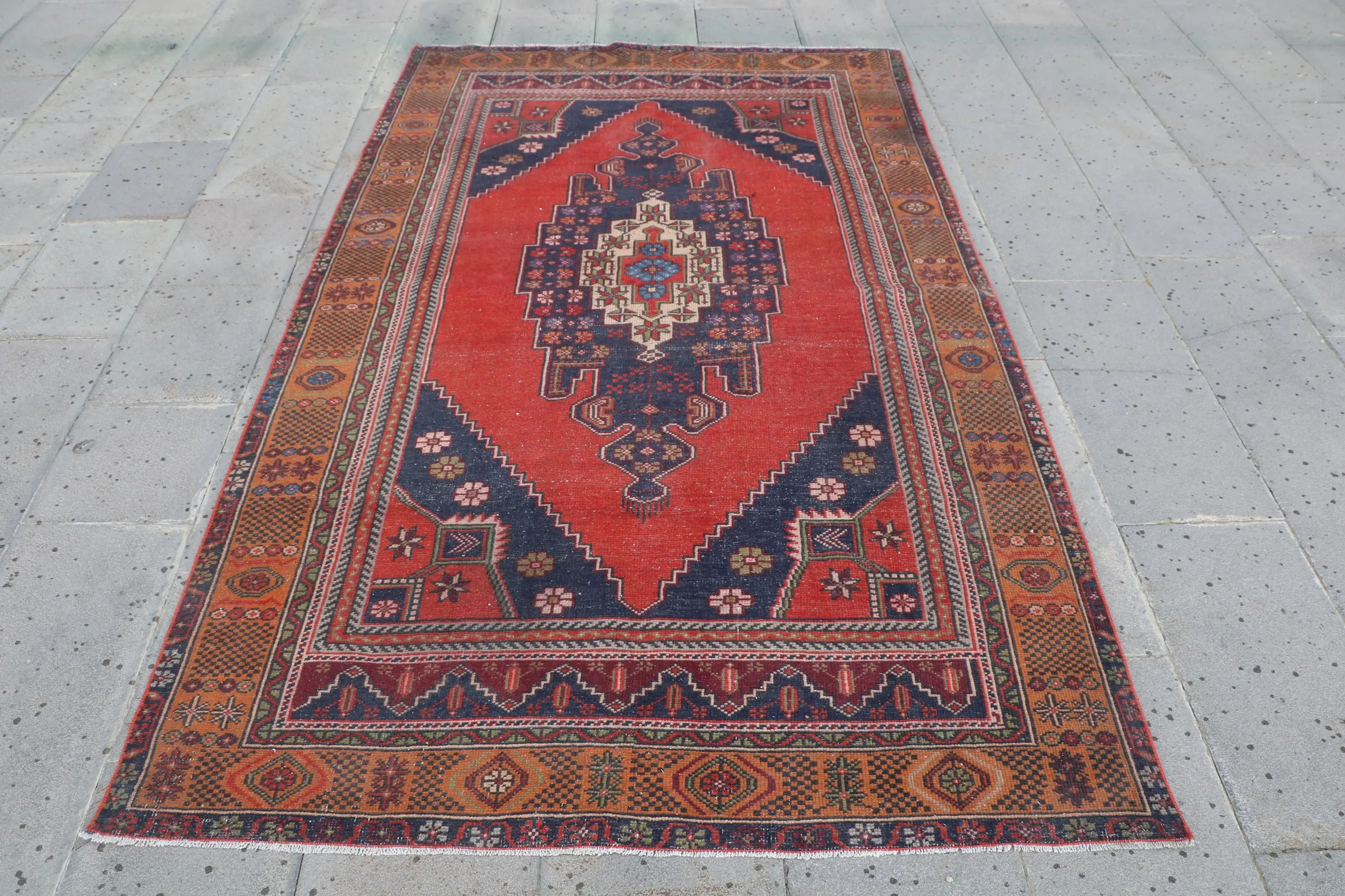Türkischer Vintage-Teppich, 1,2 x 2,4 m, roter Teppich aus massiver Wolle - 1