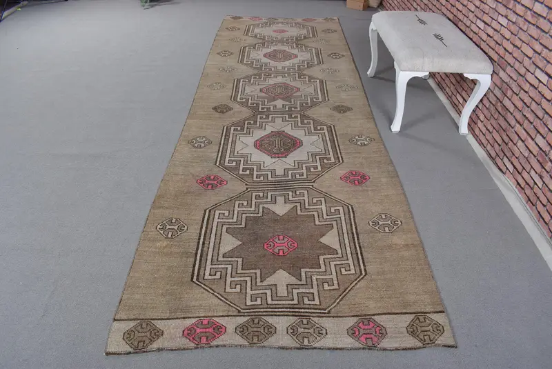 Brauner Ikat-Teppich, 3,2 x 1 Fuß mit rosa Akzenten