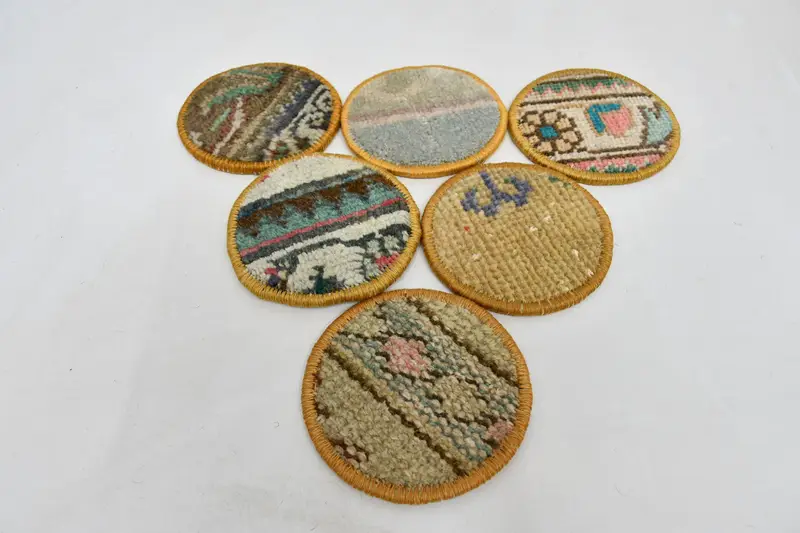 Elegantes posavasos verdes y marrones, juego de posavasos de alfombra premium