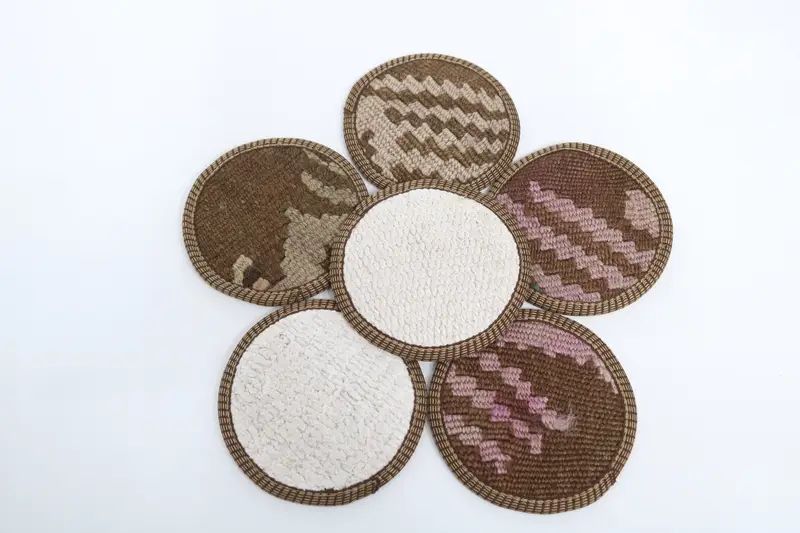 Böhmischer runder Untersetzer, weißer und brauner Flachuntersetzer