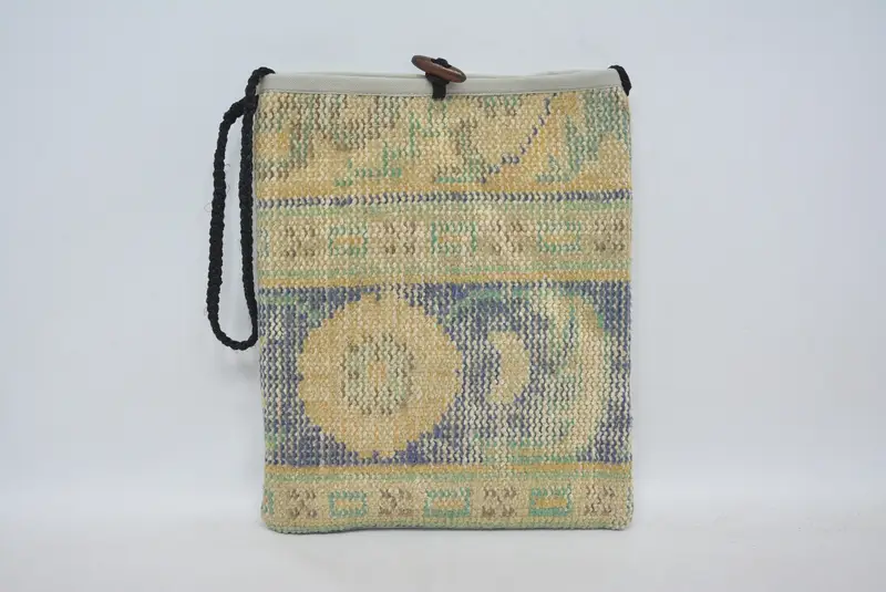 ヴィンテージモチーフのミニマリストウールキリムバッグ、クロスボディバッグ