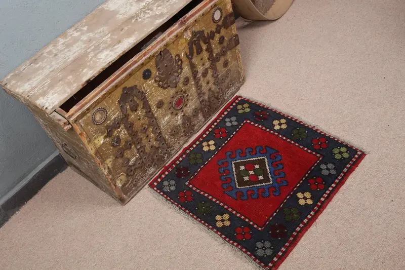 Alfombra azul con detalles en rojo, diseño liso de 2x1,9 pies