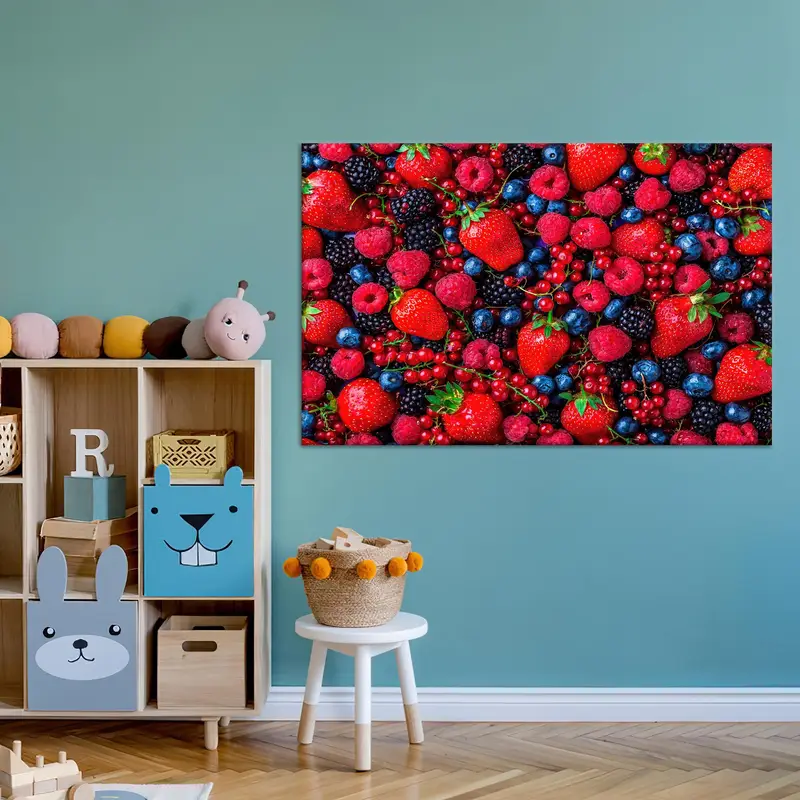 Trendige Küchenleinwand mit roten Früchten: Künstlerische Erdbeere, Himbeere, Blaubeere