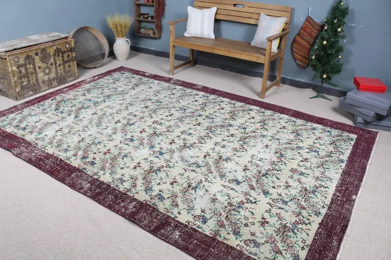 Eleganter Ikat-Teppich in Beige und Lila, 6,6 x 10,1 Fuß