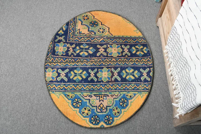 2.4x2.9フィートブルーラグ、無地パターン、イエローアクセント