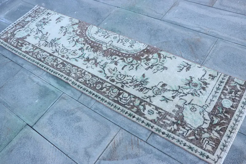 Vintage türkischer Teppich 1,8x6,8 ft (55x206 cm), Oushak Braun Weiß Südwestteppich - 1