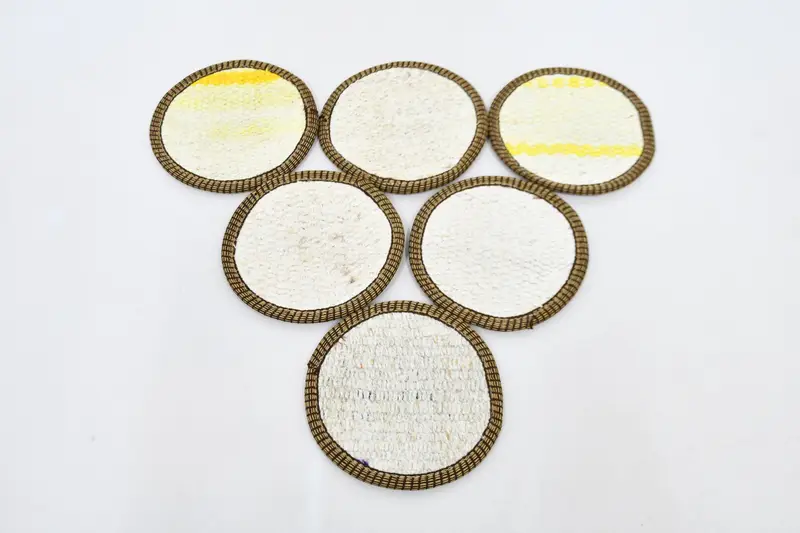 Juego de seis posavasos blancos y amarillos, posavasos redondos duraderos