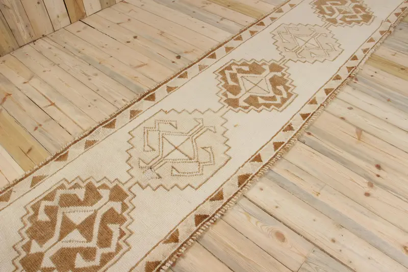 Vintage Türk Halısı, 2.8x14 ft Yolluk Halısı, Beyaz Kahverengi Patchwork Halı - 1