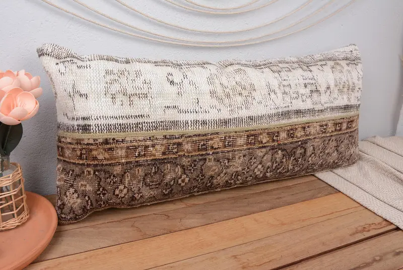 Almohada de lanzamiento de patchwork beige y marrón, cojín bordado de 16x36