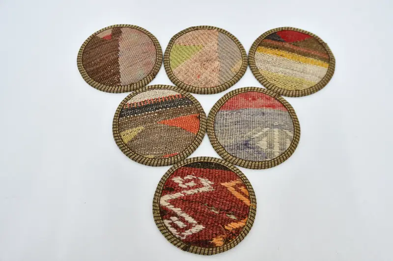 Posavasos con estampado rojo y beige, juego de posavasos de alfombra duradero y elegante