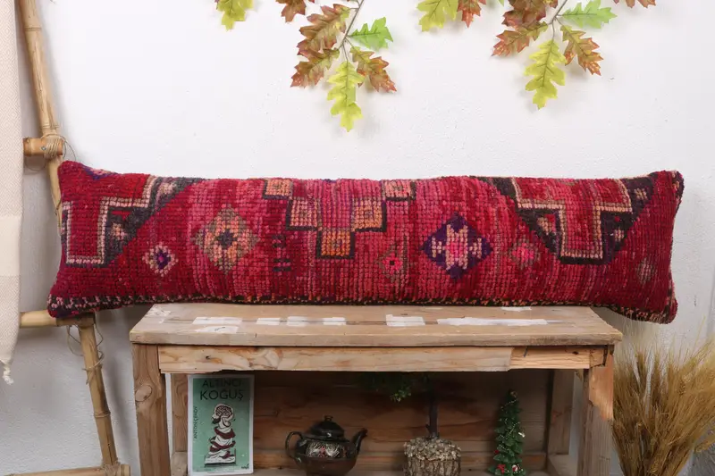 Almohada de tiro floral rojo y marrón, cojín vintage hecho a mano