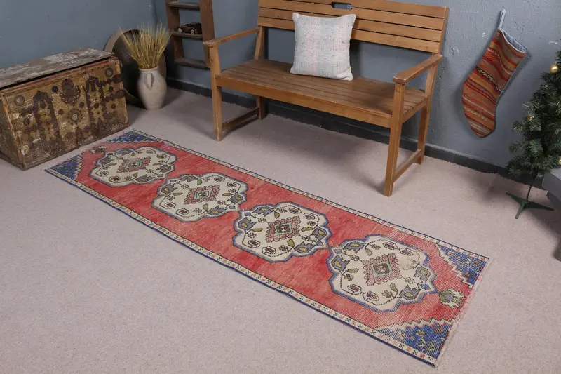 ブルーペルシャ絨毯、2.2x7.9フィート、ブルーとレッドのアクセント付き