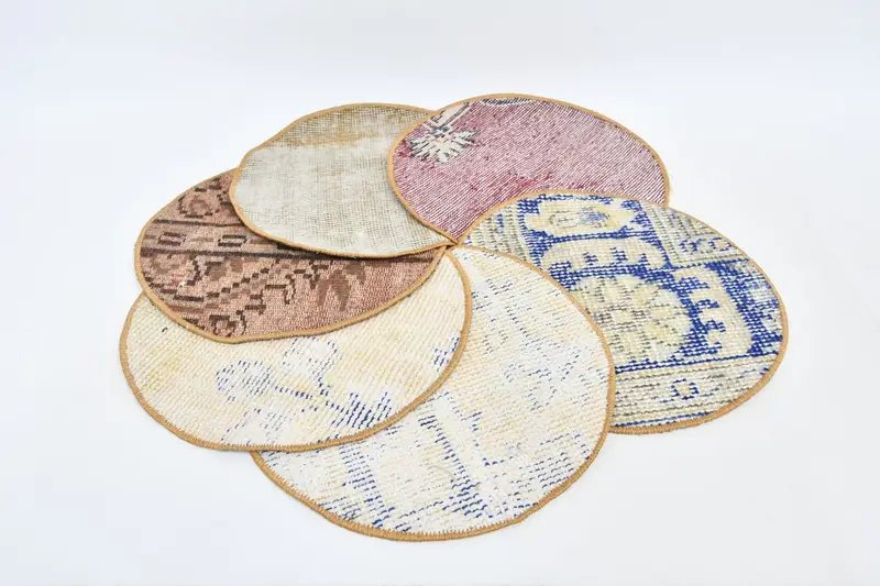 Elegantes manteles individuales en color beige y bronce, accesorio de comedor duradero y elegante.