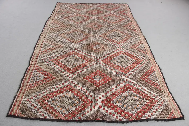 Elegant Red Persian Rug, 5,3x9,1 ft Chic Home Decor