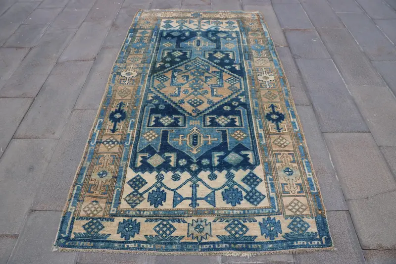 Türkischer Teppich, Fläche 4 x 7,4 Fuß, Vintage-Teppich, blau-weißer Wollteppich mit Tiermuster - 1