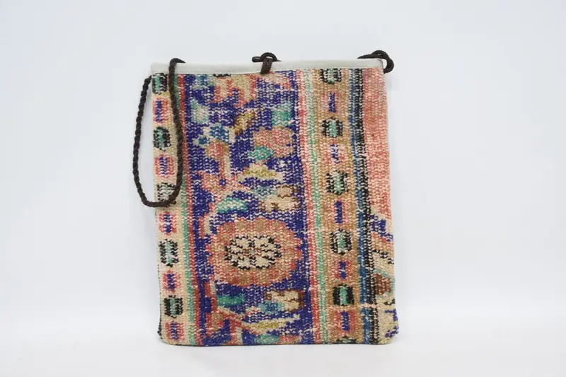 ヴィンテージモチーフとジッパー開閉のウールショルダーバッグ、キリムバッグ