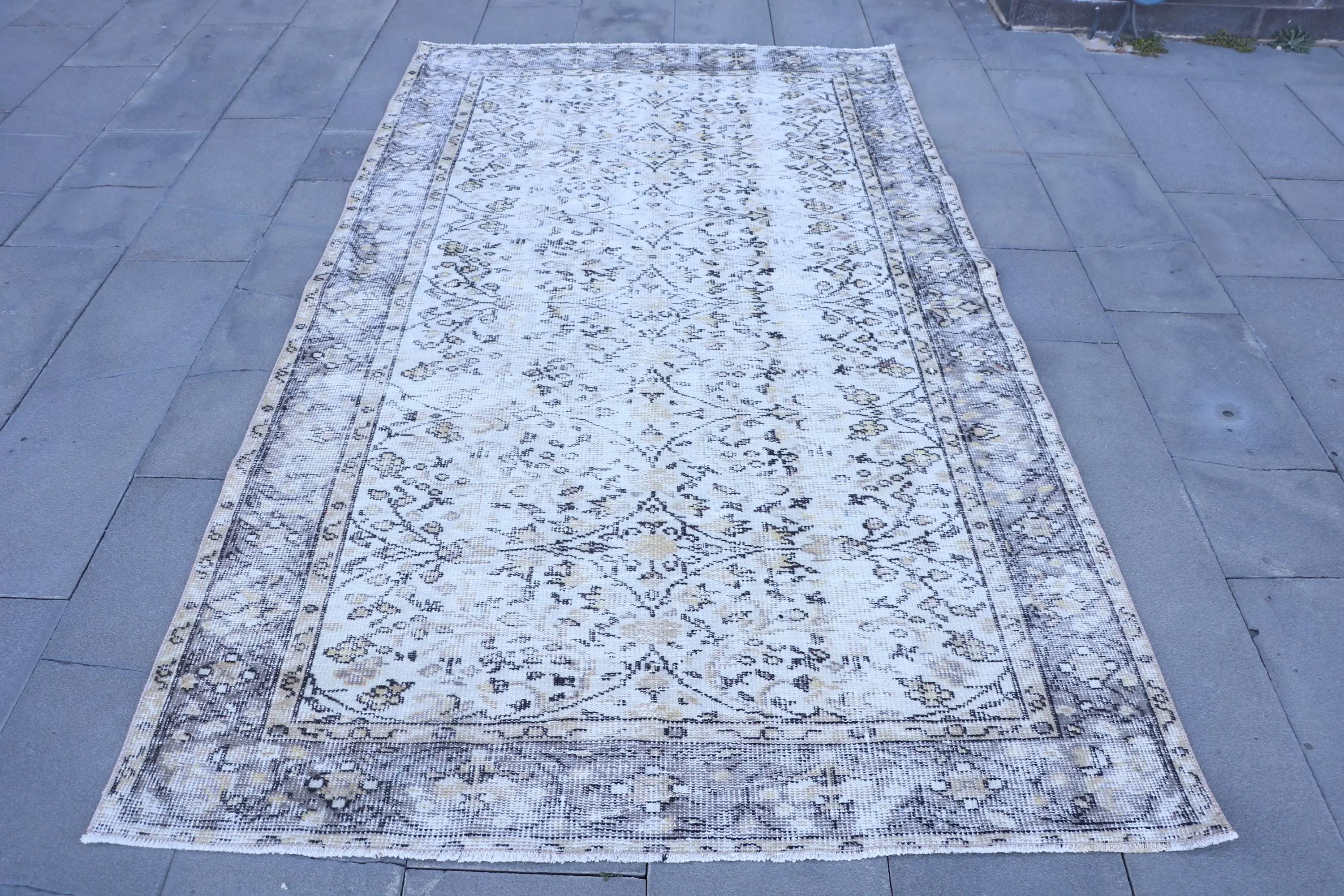 4,8 x 8,2 Fuß großer türkischer Teppich, weiß-schwarzer Vintage-Wollteppich mit Blumenmuster - 1