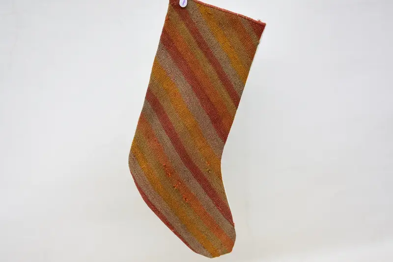 お祝いの赤とオレンジのクリスマスストッキング、居心地の良いホリデーデコレーション