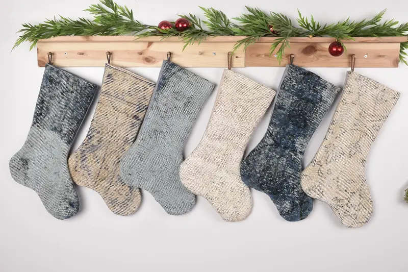 Media navideña beige de 17 pulgadas con adornos marrones, media navideña festiva