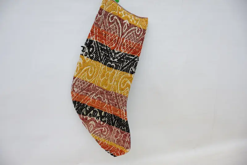 Roter Weihnachtsstrumpf mit gelben Ornamenten, festliche Weihnachtsdekoration