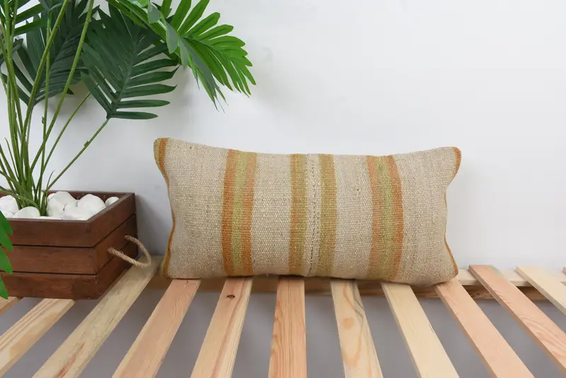 Almohada geométrica bordada en beige y amarillo, almohada rectangular versátil