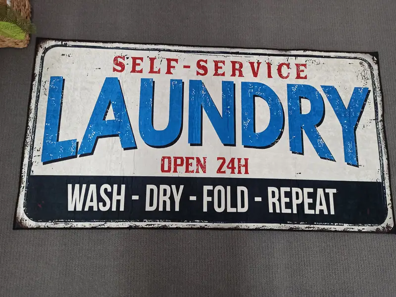 Eleganter bedruckter Teppich: Modernes Design für Wäsche und Badezimmer