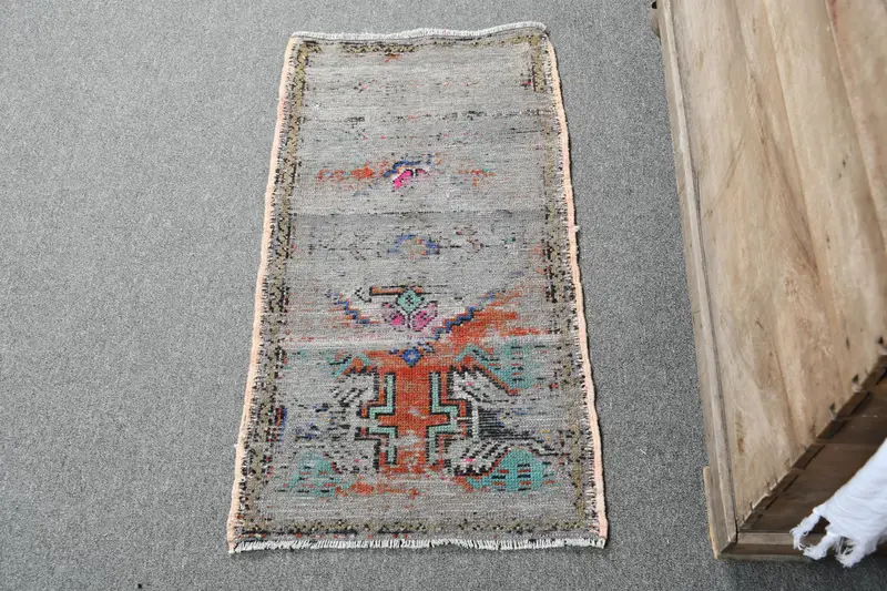 Alfombra con estampado animal gris y rojo, 1,6 x 3 pies