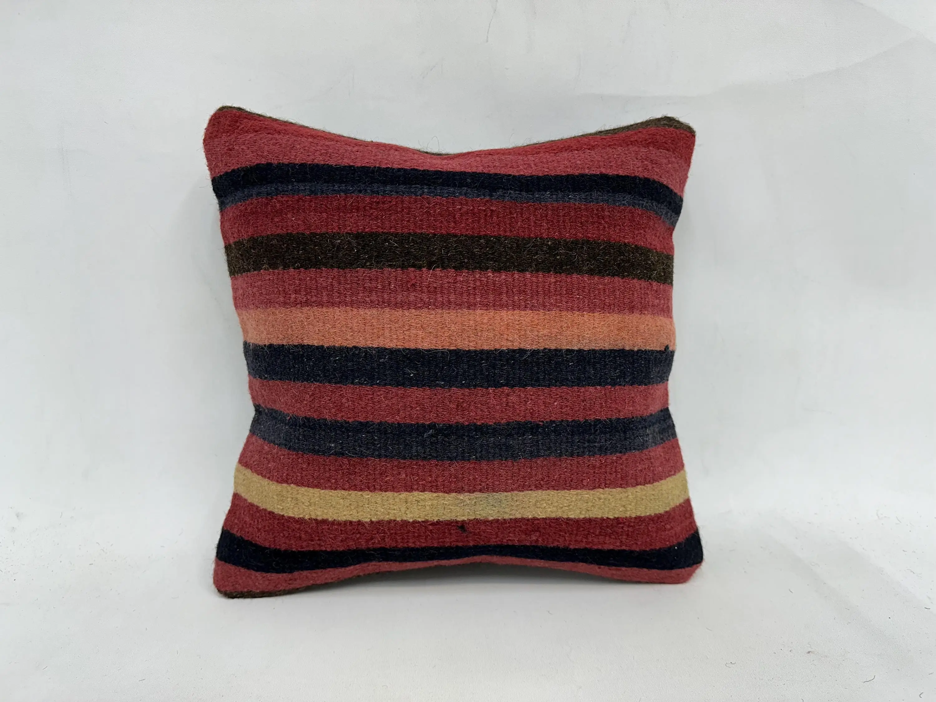 Kırmızı ve bej çizgili dekoratif yastık, 18x18 inç, işlemeli pamuk kapağı - 1