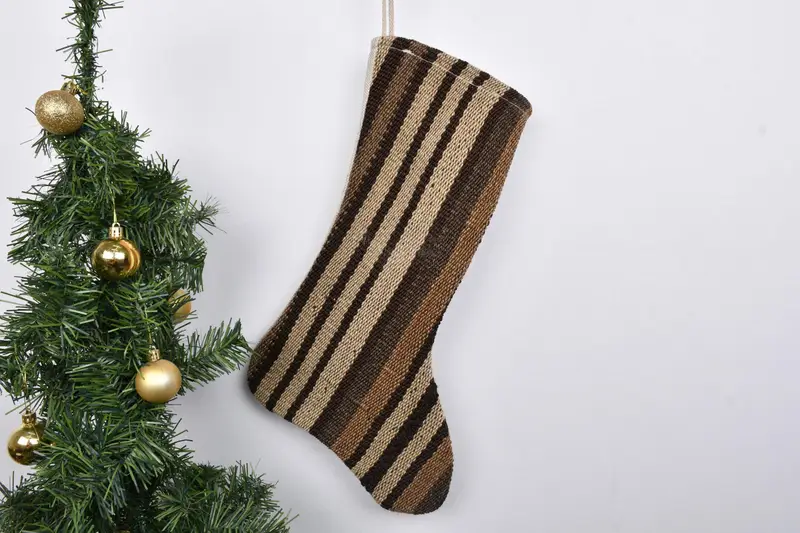 Şenlikli Noel Süsleri Deseni, 7 İnç Genişliğinde Noel Çorabı