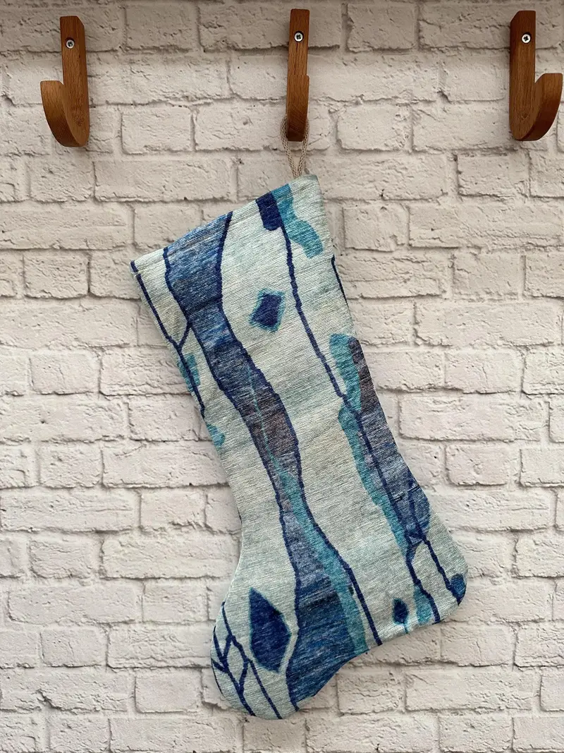 Medias modernas estampadas en azul con diseño de alfombra turca