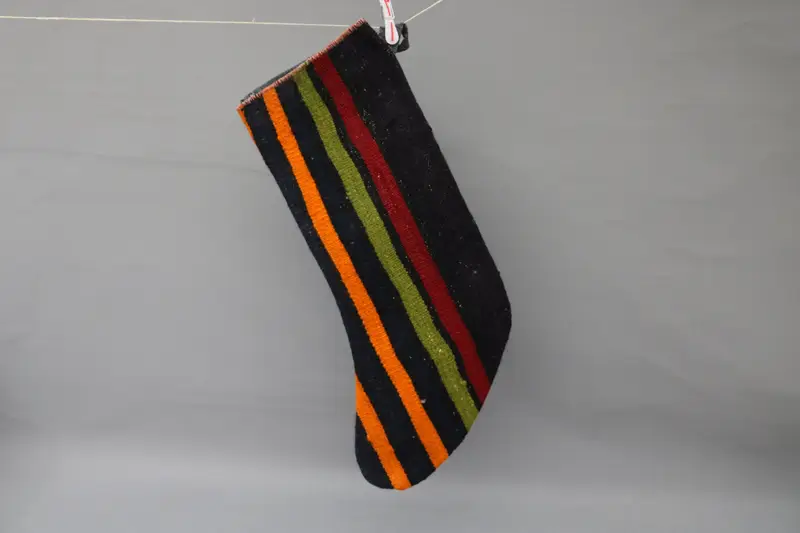 Siyah Süslü Kırmızı Noel Çorabı, Şenlikli Tatil Dekoru