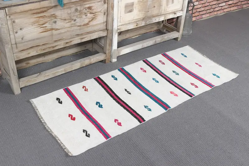Vintage Türk Halısı, 1.9x4.9 ft Küçük Halı, Beyaz Kilim Çiçekli Halı - 1