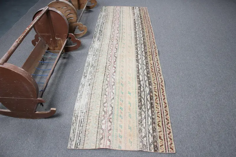 Türkischer Vintage-Teppich, 2,7 x 8,5 Fuß großer Oushak-Teppich, braun-roter Wollteppich mit Tiermuster - 1