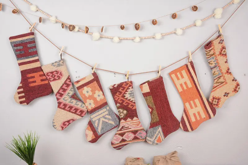 Şenlikli Noel Süsleri Deseni, 7 İnç Geniş Tatil Çorabı