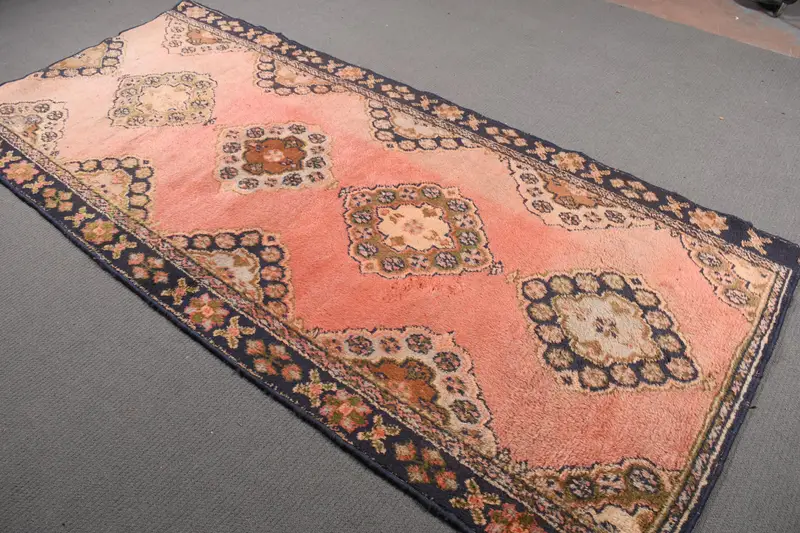 Türk Oushak Bölge Halısı 4.1x9 ft (126x275 cm), Vintage Pembe Hayvan Baskı Yün Halı - 1