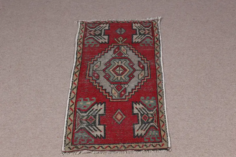 レッドパッチワークラグ、1.6x2.9フィート、ブラックアクセント付き