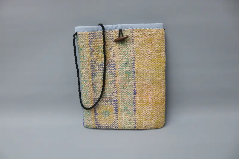 ヴィンテージモチーフと調節可能なストラップ付きのミニマリストゴシックキリムバッグ、クロスボディバッグ