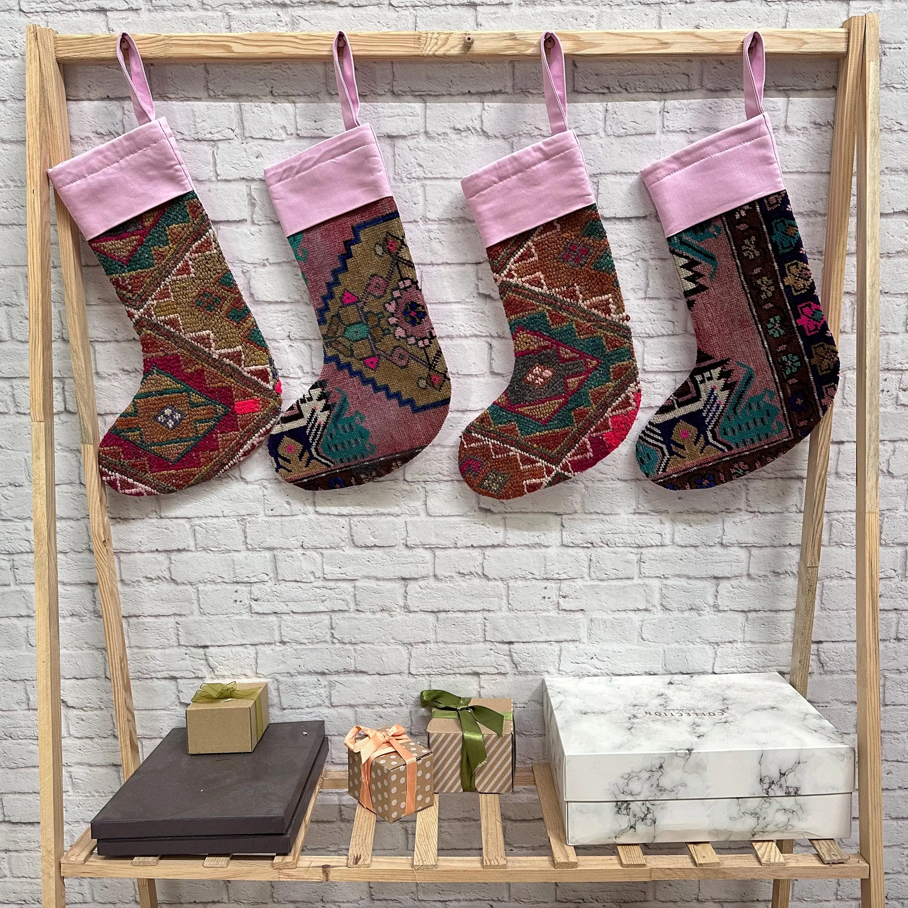 Grauer Weihnachtsstrumpf mit rosa Ornamenten, 15,2 cm breit, festliche Dekoration - 1