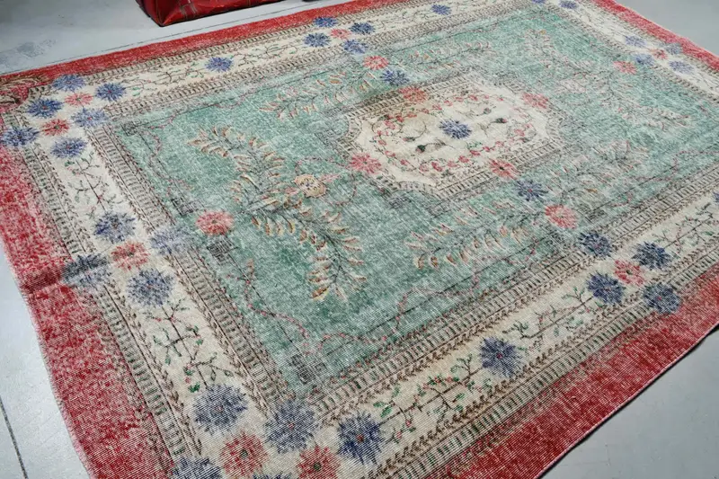 Türkischer Vintage-Teppich, 7,1 x 10,4 Fuß großer Übergröße-Teppich, roter Oushak-Streifenteppich - 1